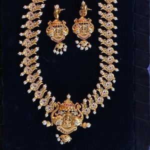 Long shell design necklace and earrings set